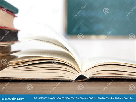 Livros Abertos Em Frente A Quadro Negro Imagem De Stock Imagem De