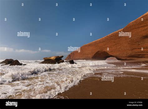 Arcades Rouge Et Plage De Rochers Dans L Oc An Atlantique Dans La