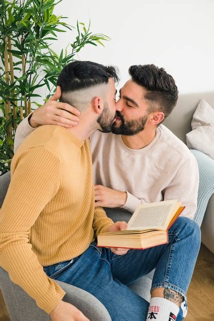 Primer plano de romántico joven pareja gay besar Foto Gratis