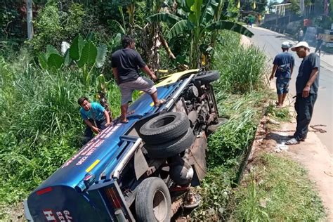 Tak Kuat Nanjak Truk Tangki Pengangkut Air Terbalik Di Gunungsindur