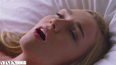 kendra sunderland gif  nojuju scrolller