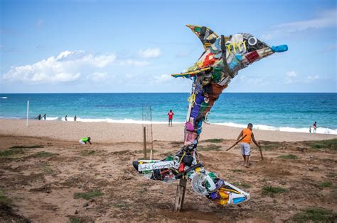 Jornal Correio Artista Plástico Faz Escultura De 5m Com 300kg De Lixo Das Praias De Salvador