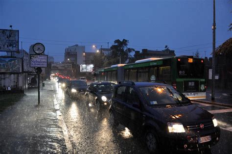 Maltempo a Cremona strade allagate La pioggia manda in tilt la città