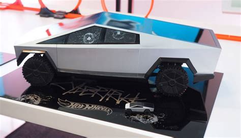Hot Wheels RC Cybertruck е мини Tesla на бюджет