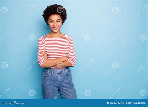 Foto De Una Jovencita Alegre Y Toothy Parada Confiadamente Con Las