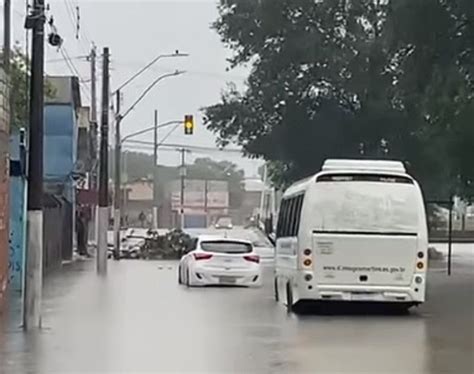 Alagamentos causados pela chuva são registrados em cidades da Grande