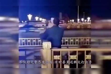 宝马三男手持铁棍殴打交警，监控拍下群殴过程，车主：不想活了？监控群殴铁棍