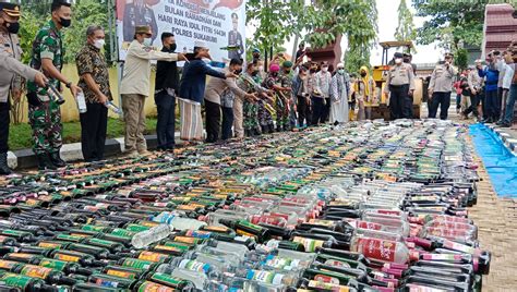 Jelang Ramadan Ribuan Botol Miras Digilas Polisi Radar Sukabumi