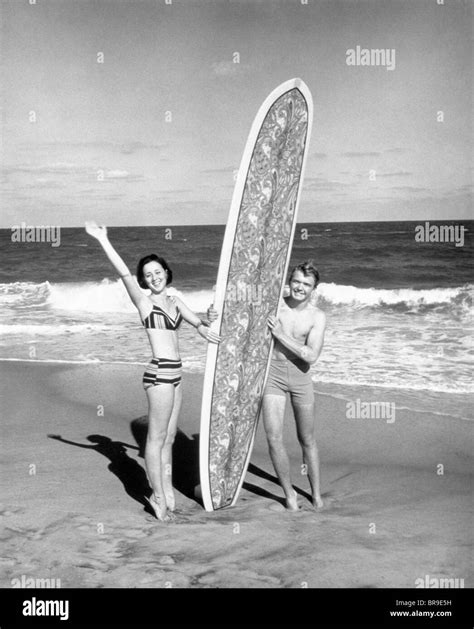 Tween Girl Beach Bikini Banque D Images Noir Et Blanc Alamy