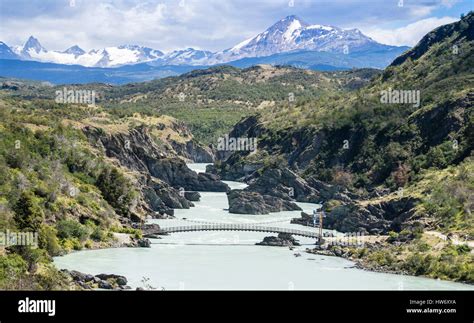 Puente Colgante Cruzando El Río Baker No Utilizable Para Camiones