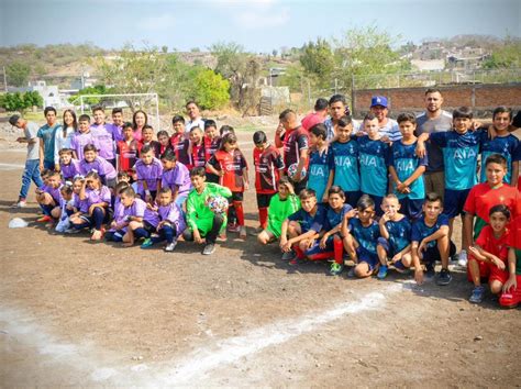 Dr Manuel G Lvez Entrega Uniformes A Los Equipos De La Liga De Futbol