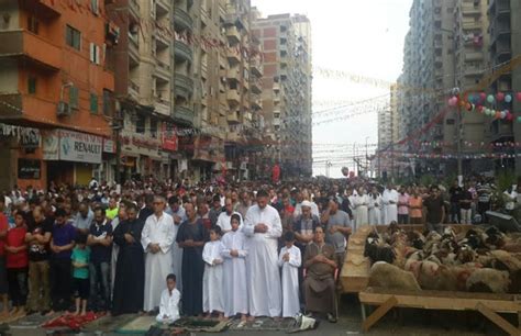 مئات الآلاف من المواطنين يؤدون صلاة عيد الأضحى بساحات الإسكندرية صور