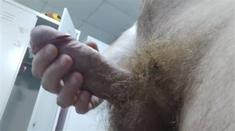 Дрочу в гардеробном помещение в тренажёрном зале Pornhub Gay