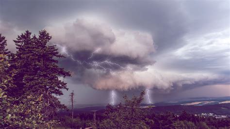 Erst Hitze dann Unwetter Heftige Gewitter Warnung für Deutschland