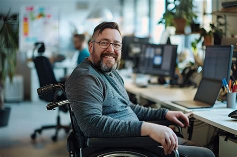 Seitenansicht Mann Im Rollstuhl Bei Der Arbeit Kostenlose Foto