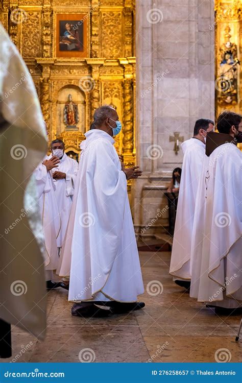 Sacerdotes Y Seminaristas Son Vistos Dentro De La Basílica De La