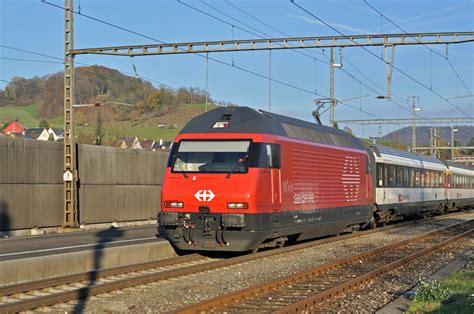 Re 460 001 1 durchfährt den Bahnhof Gelterkinden Bahnbilder de