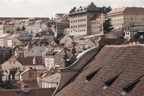 Vista sobre os telhados de praga da igreja de são nicolau república