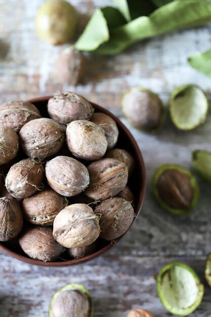 Nueces en un tazón Foto Premium