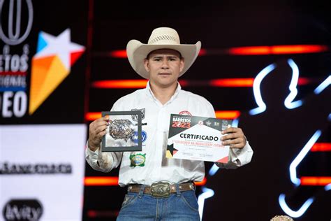 Paulista Luiz Felipe da cidade de Mirassol é campeão do rodeio Cutiano