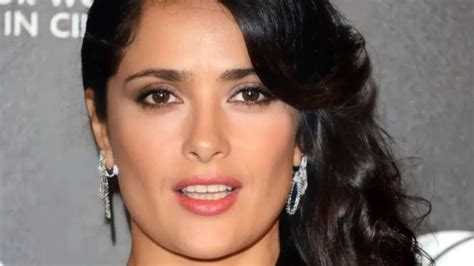 Desde un yate Salma Hayek celebra sus años con tremendo baile en bikini naranja El Heraldo