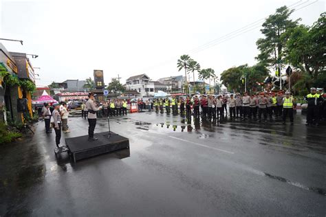 Kapolres Batu Akbp Oskar Syamsuddin S I K M T Saat Tengah Memimpin