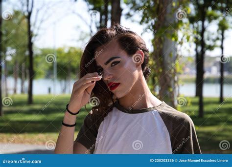 Une Jeune Femme Transsexuelle Latina Se Trouve Dans Un Parc O Elle Va Commencer Se Maquiller