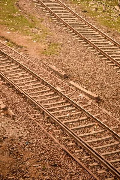 Vista de las vías férreas del tren desde el centro durante el día en la