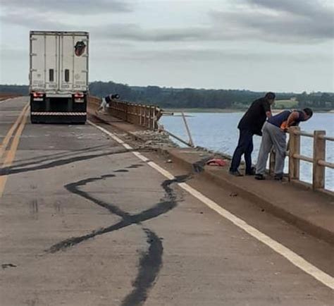 Motorista Morre Ap S Caminh O Cair De Ponte Mais De Metros De