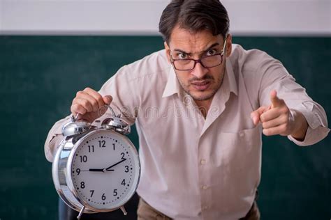 Profesor Joven Sentado En El Aula Foto De Archivo Imagen De Verde