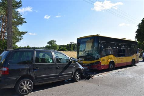 Czołowe zderzenie autobusu MPK Łódź i samochodu osobowego Są ranni