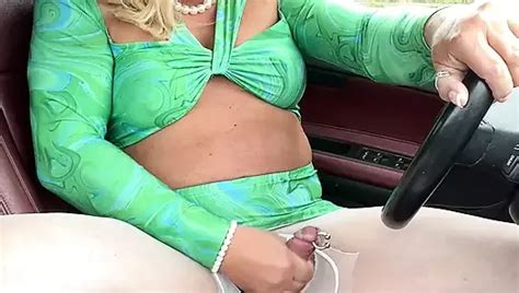 Amatorska crossdresser kellycd2022 seksowna milf sika jej majtki i masturbuje się w pończochach