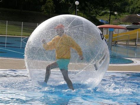 5 Walking Water Balls and 30ft Pool