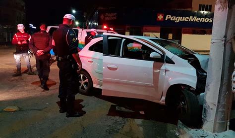 Motorista Abandona Carro Após Bater Em Poste Tudo Rondônia