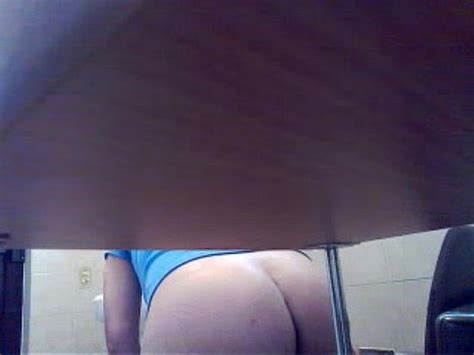 Espiando en el baño 3 XVIDEOS