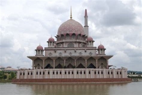 Welcome to the Islamic Holly Places: Putra Mosque (Putrajaya) Malaysia