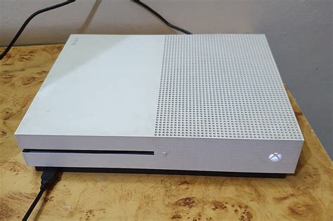 File:Xbox One S white (cropped).jpg - Wikimedia Commons