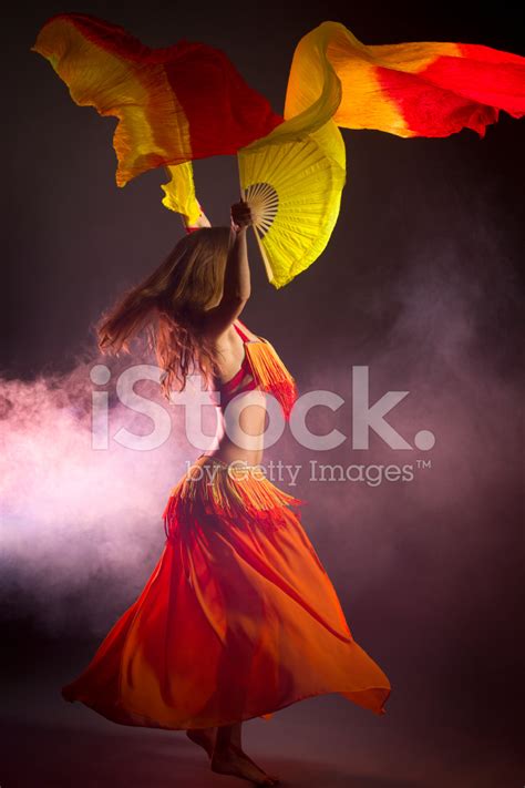 Foto De Stock Bailarina Con Velos Colores Ventilador Libre De