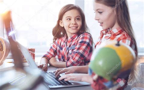 Dos Adorables Chicas Inteligentes Trabajando En Un Proyecto De Grupo 2022