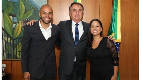 Homenagem Em Bolo E Foto Para Casamento Quem São Os Superfãs De Jair Bolsonaro Bbc News Brasil