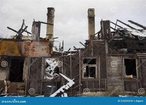 Casa De Madeira Queimada Casa Depois Do Incêndio Casa De Tijolos