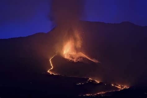 Volcanic ash cloud halts flights to and from Spanish island