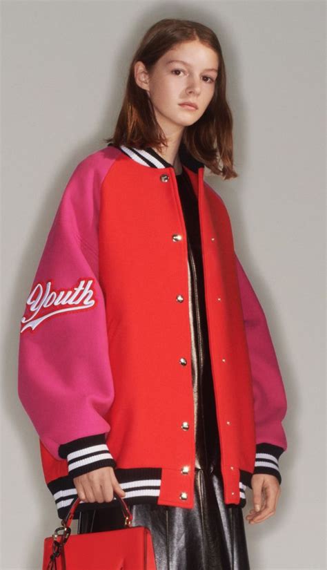 ปักพินในบอร์ด bomber jacket