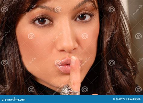 Attraktiver Brunette Mit Ihrem Finger Zu Ihren Lippen Stockbild Bild