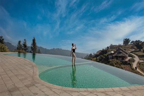Hoa hậu Giáng My gây sốt khi diện bikini khoe thân hình nóng bỏng giữa tiết trời 10 độ C