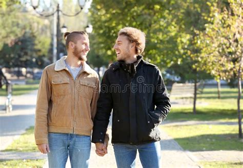 Pares Gay Felices Que Caminan En Parque Foto De Archivo Imagen De Hermoso Hombres