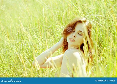 Jeune Femme Dans La Nudité De Champ Photo Stock Image Du Nature