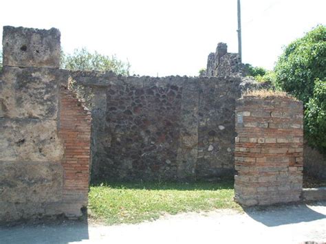 VII 4 53 Pompeii May 2005 Looking South From Entrance Across Shop