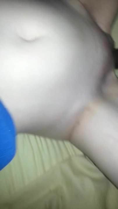 Heiße Ehefrau lutscht Schwanz und fickt schwarzen Dildo xHamster