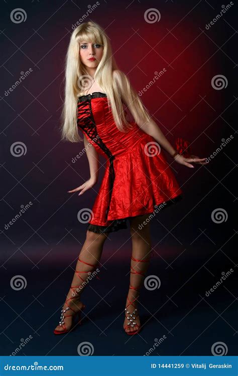 Jeune Blonde Dans Une Robe Satiny Rouge Image Stock Image Du Lumineux